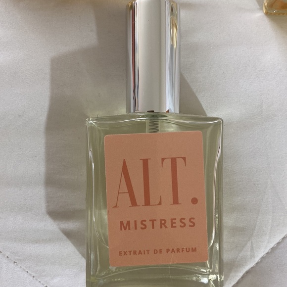 Fragrances - Picture 2 of 7